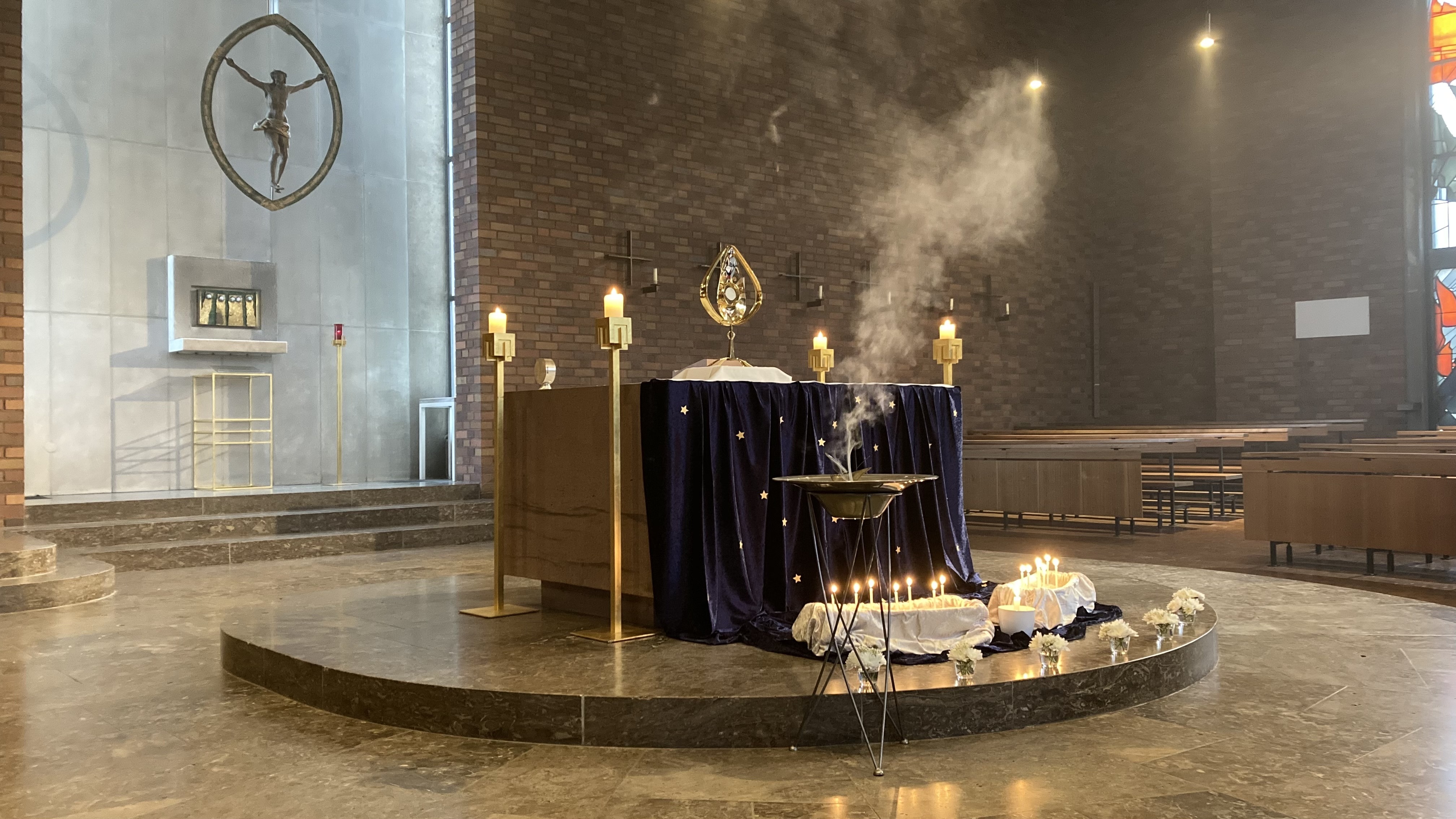 Geschmückter Altar in der Kuratiekirche, mit Sternentuch