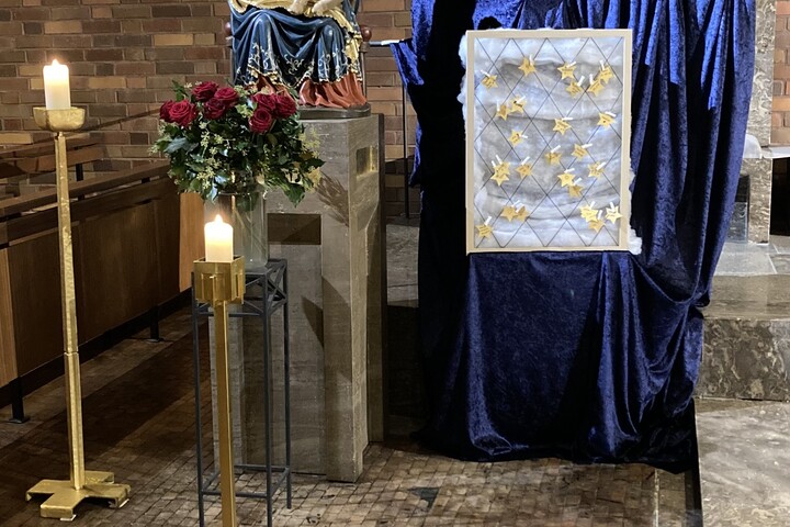 Kirchenschmuck beim Gottesdienst für Sternenkinder