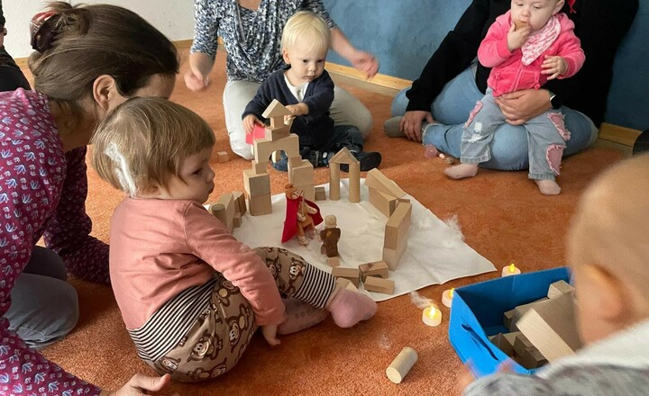 Die Kinder spielen in der Krabbelgruppe