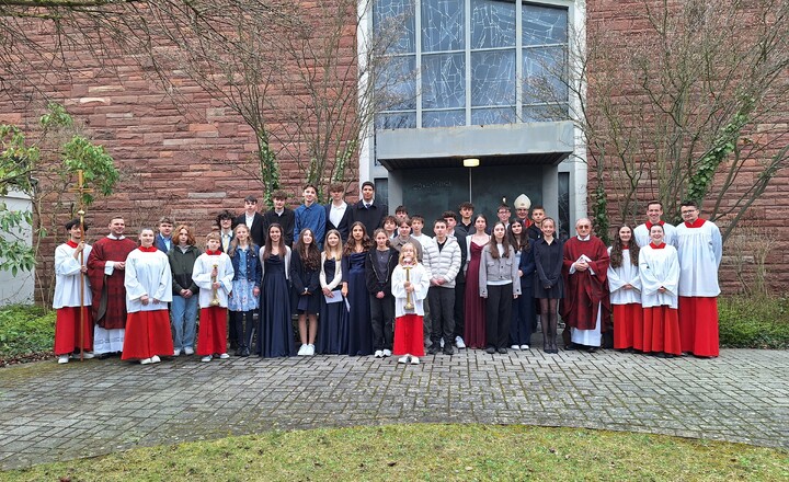 Die Jugendlichen mit den Pfarrern vor der Kirche Die Jugendlichen mit den Pfarrern vor der Kirche